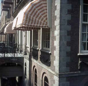 119640 Gezicht op een gedeelte van het pand Janskerkhof 13 (kantoor Algemene Bank Nederland) te Utrecht.